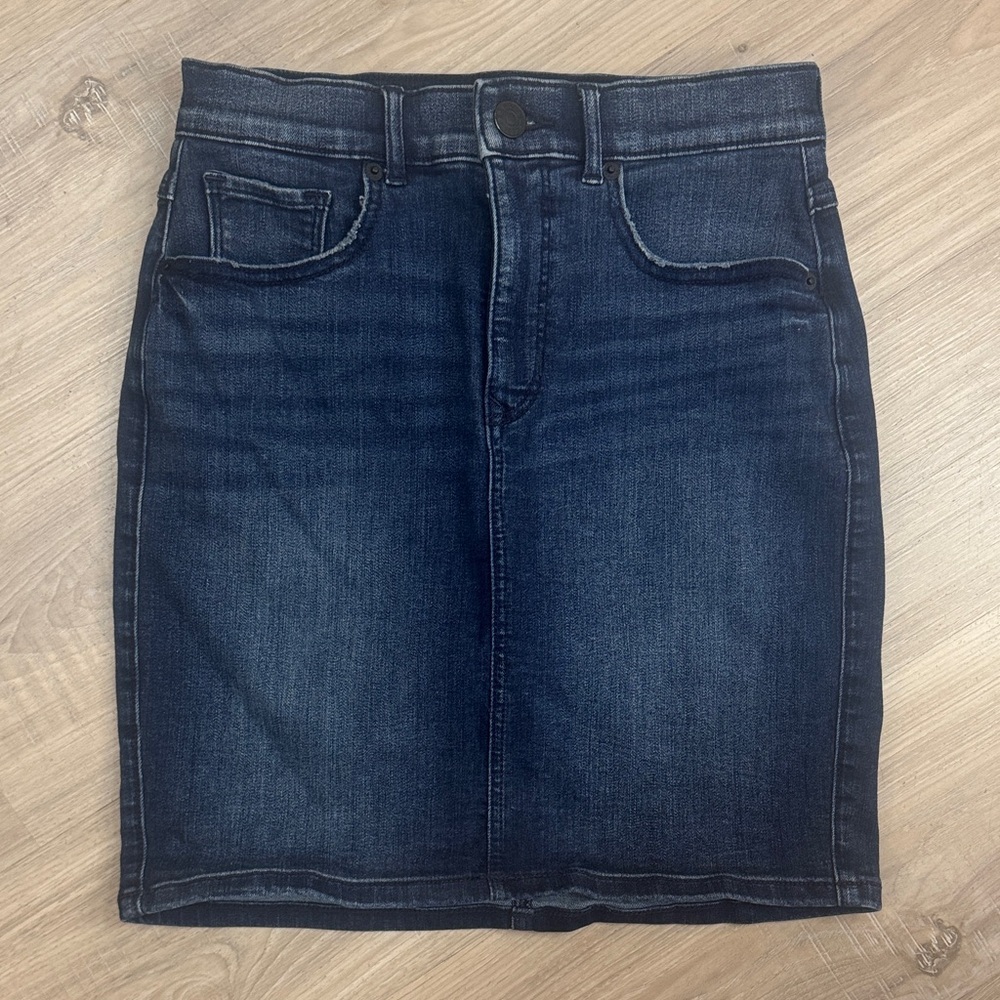 Express Stretch High Rise Pencil Midi Denim
Skirt.  Sz 2